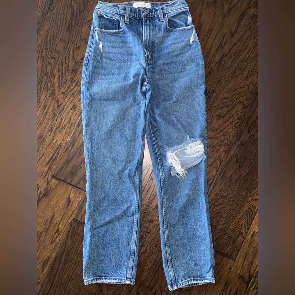 Women’s Abercrombie & Fitch “The 90’s Straight Ultra High Rise” size 2s/26 jeans